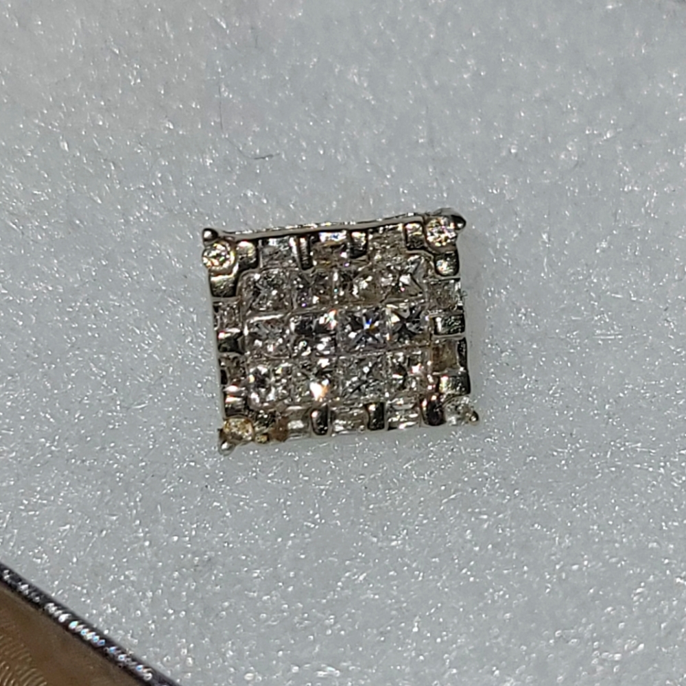 White gold diamond earring